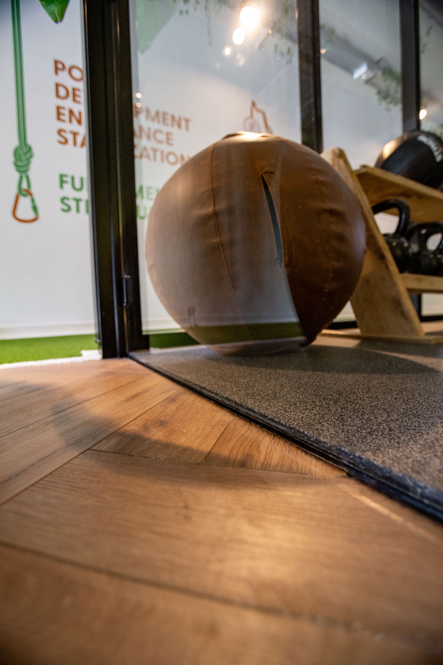 Visgraat SPC vloer in Healthclub Ulvenhout